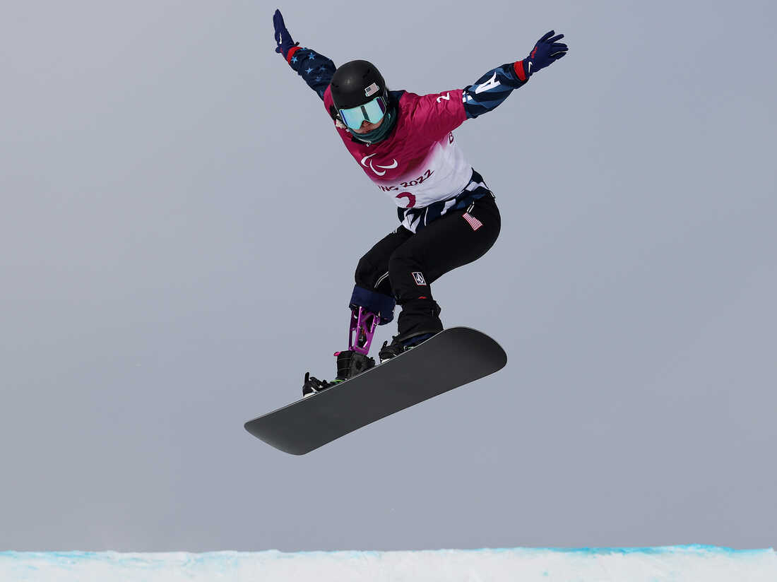ZHANGJIAKOU, CHINA - MARCH 06: Brenna Huckaby of Team United States competes during the Women's Snowboard Cross SB-LL2 Qualification during day two of the Beijing 2022 Winter Paralympics at on March 06, 2022 in Zhangjiakou, China. (Photo by Ryan Pierse/Getty Images)
